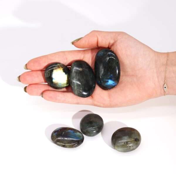 Piedras de Labradorita de Madagascar - Palma (aprox 17-40gms 35-50mm) - Imagen 2